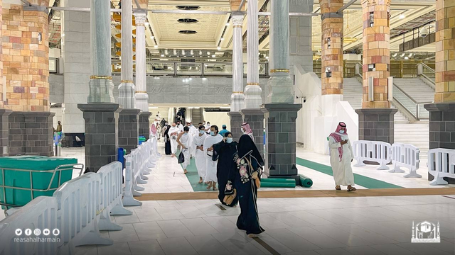 Jemaah umrah berbaris untuk memasuki Masjidil Haram . Foto: gph.gov.sa