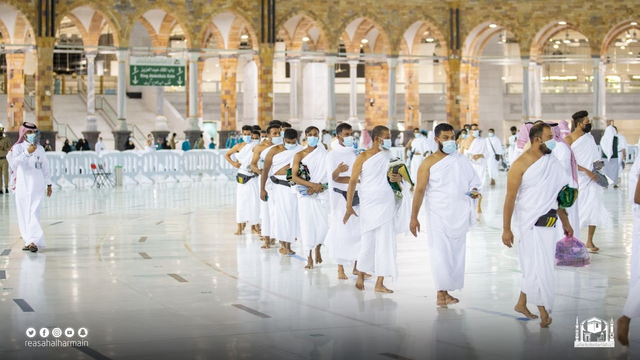 Jemaah umrah melakukan tawaf sesuai lintasan yang dipasang. Mereka berdatangan kembali setelah haji 2021 berakhir . Foto: gph.gov.sa