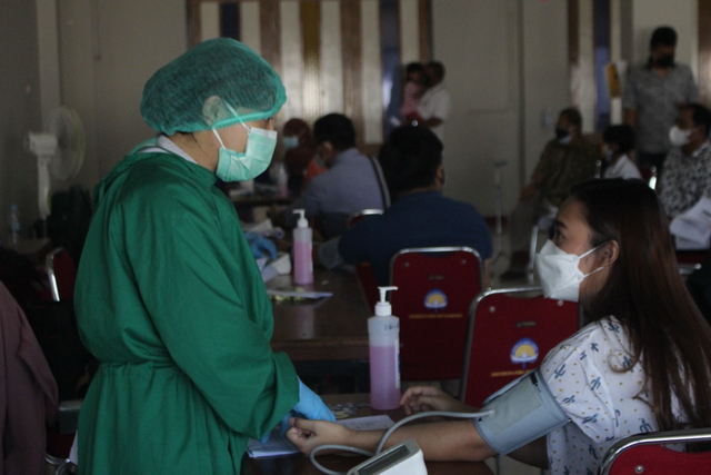 Vaksinasi COVID-19 massal bagi keluarga pegawai Universitas Atma Jaya Yogyakarta. Foto: istimewa.