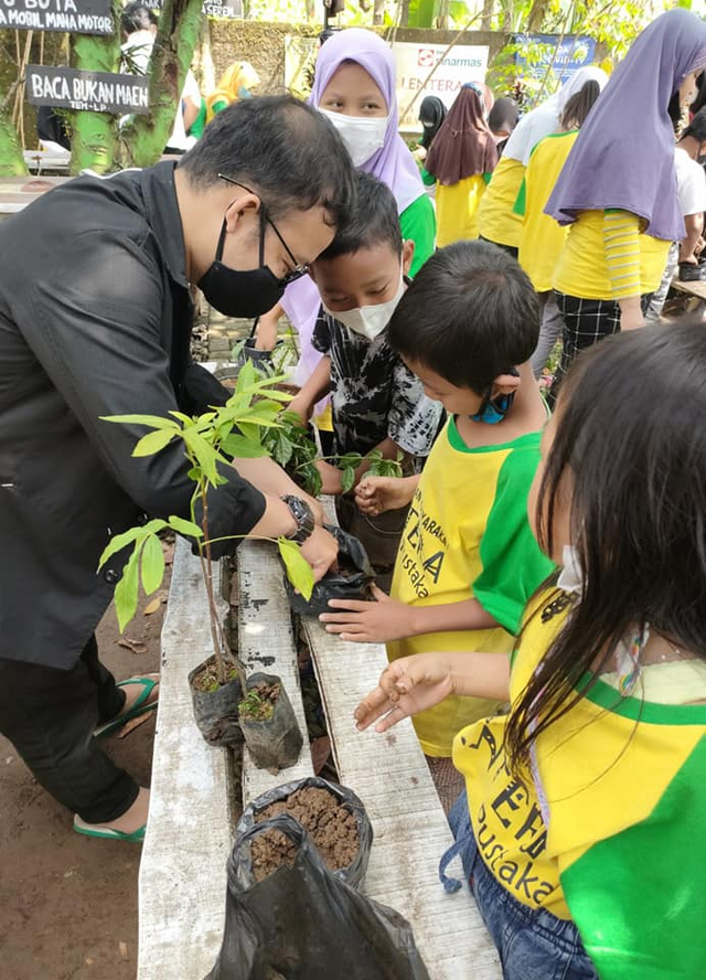 Ajak Anak Cinta Lingkungan Taman Bacaan Aksi Program 1 Anak 1 Pohon (326362)