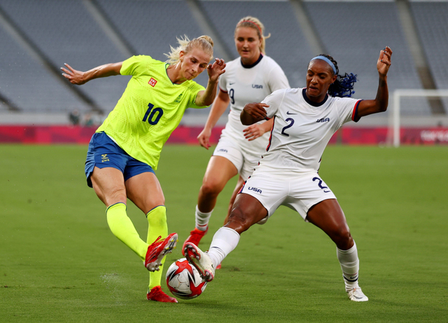 Sofia Jakobsson dari Swedia duel dengan Crystal Dunn dari Amerika Serikat pada pertandingan Olimpiade Tokyo 2020 di Stadion Tokyo, Tokyo, Jepang. Foto: Edgar Su/Reuters