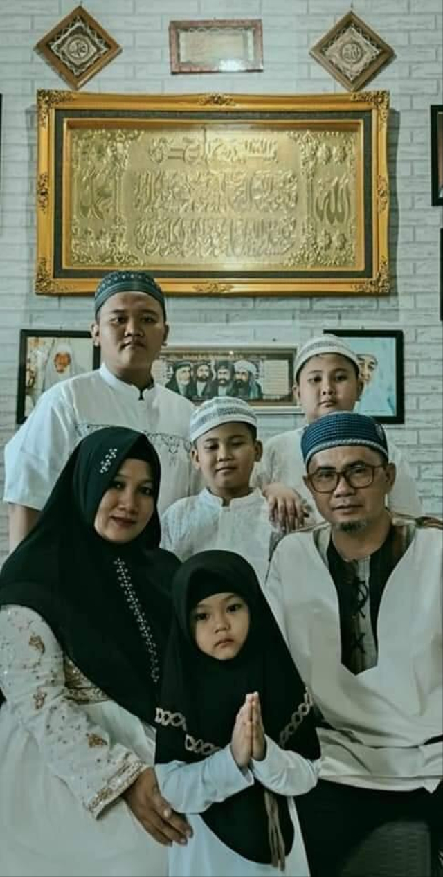 Ayah Ibu Meninggal karena Corona, Bocah di Kaltim Azan Sendiri di Makam Ibunya (1125)