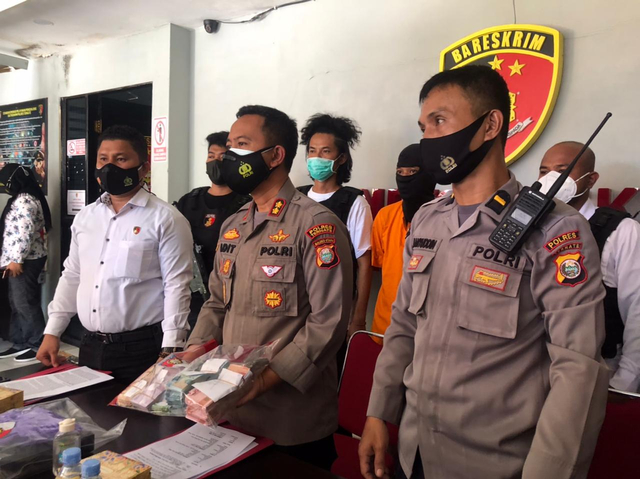 Kapolres Ternate menunjukkan barang bukti uang yang dicuri dalam konferensi pers. Foto: Samsul Hi Laijou/cermat