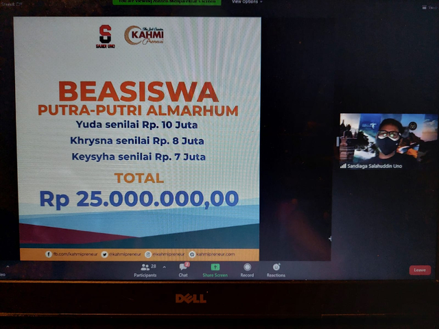 Menteri Pariwisata dan Ekonomi Kreatif (Menparekraf) Sandiaga Uno berikan bantuan beasiswa Rp 25 juta pada 3 kakak beradik di Madiun, Jawa Timur yang orang tuanya meninggal karena COVID-19. Foto: istimewa
