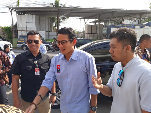 Sandiaga Uno Salurkan Beasiswa Rp 25 Juta untuk Yatim Piatu Terdampak Pandemi (851140)