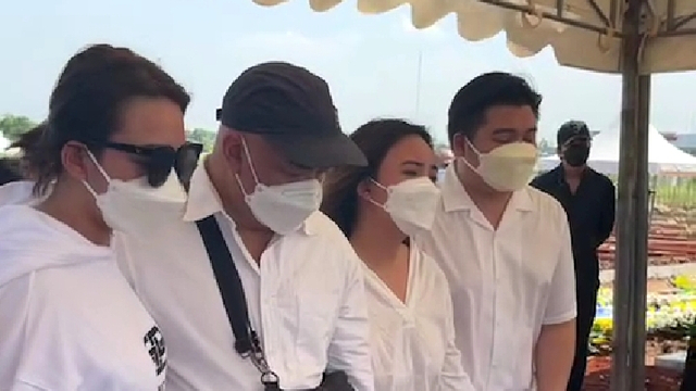 Hadiri Prosesi Pemakaman Ibu Amanda Manopo, Billy Syahputra Doakan yang Terbaik (6345)