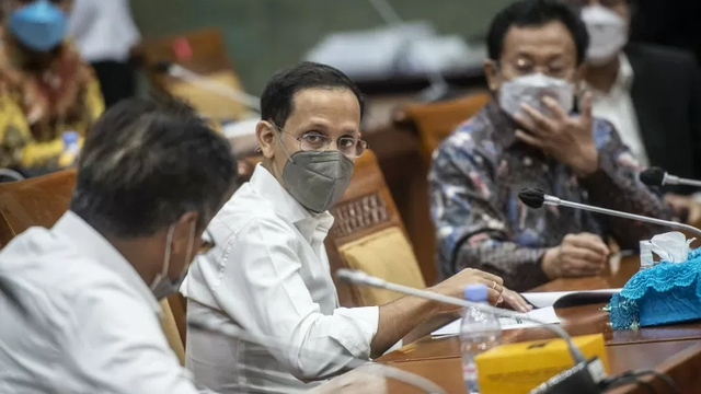 Mendikbudristek Nadiem Makarim (kedua kiri) mengikuti rapat kerja dengan Komisi X DPR di Kompleks Parlemen, Senayan, Jakarta, Selasa (15/6/2021).
 Foto: Aprillio Akbar/Antara Foto