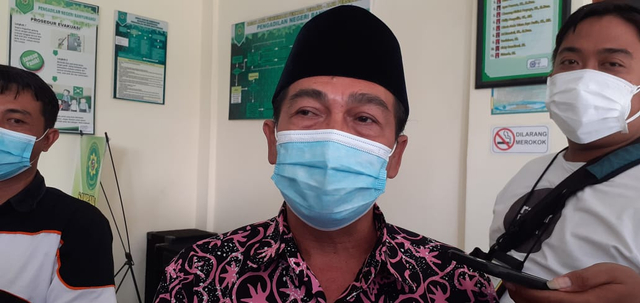 Kades Temuguruh, Kecamatan Sempu, Banyuwangi, Asmuni, yang menggelar hajatan saat PPKM Darurat, usai menjalani sidang. Foto: Dok. Istimewa