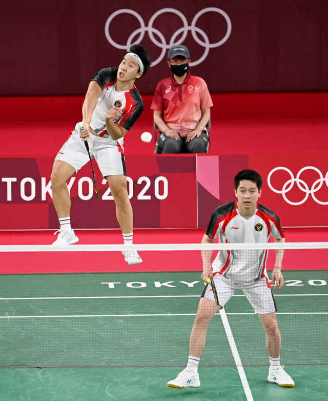 Ganda putra Indonesia, Marcus Fernaldi Gideon Kevin Sanjaya Sukamuljo (Marcus/Kevin), pada pertandingan Olimpiade Tokyo 2020 di Musashino Forest Sports Plaza, Tokyo, Jepang. Foto: Alexander NEMENOV / AFP