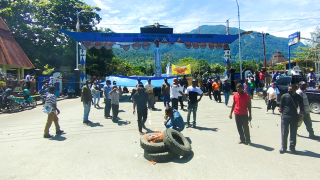 Unjuk rasa warga peuli banjir bandang Sentani di Kantor Bupati Jayapura. (BumiPapua.com/Alan Youwe) 