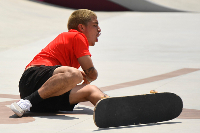 Pemain skateboard Peru, Angelo Caro Narvaez saat beraksi di Olimpiade 2020. Foto: Toby Melville/REUTERS