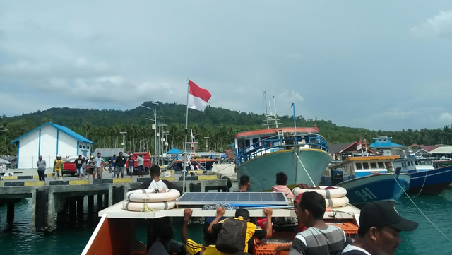 Kapal laut di Pelabuhan Ampana tujuan Kepulauan Togean Kabupaten Tojo Una-una, Desember 2018. Gempa yang terjadi di wilayah itu hingga kini belum ada laporan kerusakan maupun korban jiwa. [Foto: Alisan/Palu Poso]