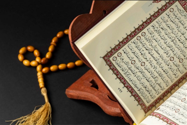 Ayat-ayat Al-Qur'an digunakan untuk bacaan shalat.