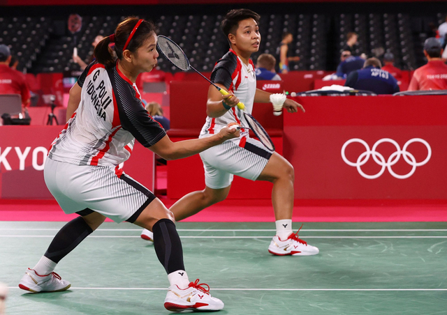 
Ganda Putri Indonesia Greysia Polii dan Apriyani Rahayu melawan Chloe Birch dan Lauren Smith dari Britania Raya pada Olimpiade Tokyo 2020 di Musashino Forest Sport Plaza, Tokyo, Jepang. Foto: Reuters/Leonhard Foeger