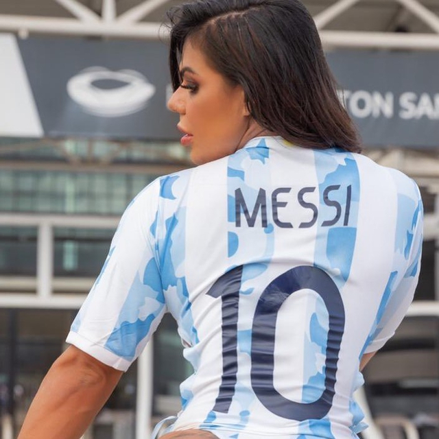 Suzy mengenakan seragam Timnas Argentina dengan nama punggung Lionel Messi. (Foto: Instagram @suzy.official2021)