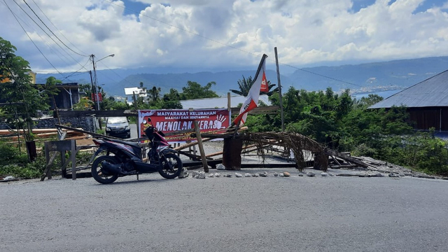 Warga RT 7 Kelurahan Maahas, Kecamatan Luwuk Selatan, Kabupaten Banggai, Sulteng, memblokade jalan karena menolak adanya rumah isolasi bagi pasien COVID-19, Senin (26/7). [Foto: Alisan/PaluPoso]
