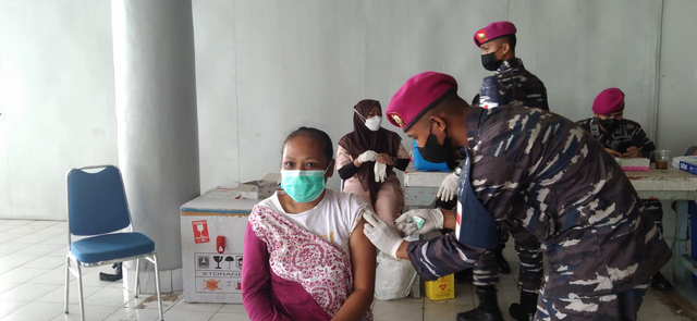 Warga Kota Sorong mengikuti vaksinasi COVID-19 yang dilaksanakan TNI AL, foto: Yanti/Balleo News