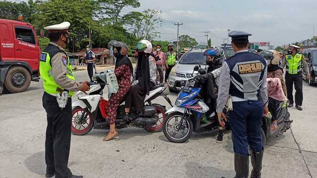 RATUSAN pengendara roda 2 dan 4 terpaksa putar balik tak bisa masuk Pekanbaru saat hari pertama penerapan PPKM Level 4, Senin (26/7/2021).