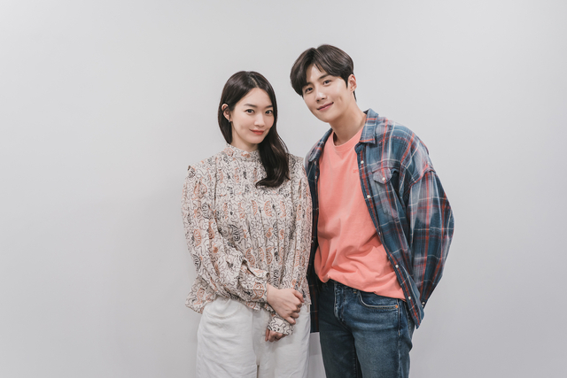 Shin Min A dan Kim Seon Ho dok Netflix
