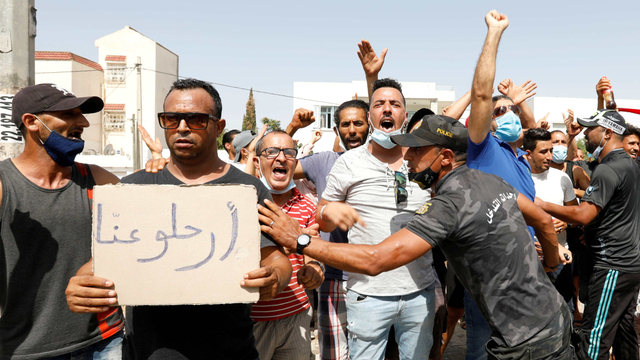 Unjuk rasa berujung ricuh di depan gedung parlemen Tunisia. Foto: REUTERS/Zoubeir Souissi