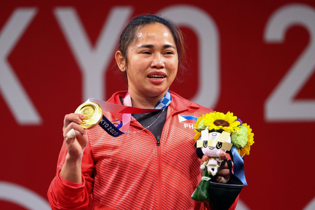 Lifter Filipina Hidilyn Diaz meraih medali emas pada Olimpiade Tokyo 2020 di Tokyo International Forum, Tokyo, Jepang, Senin (26/7). Foto: Edgard Garrido/REUTERS