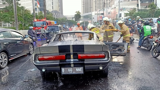 Ford Mustang 1966 Terbakar Dekat Mal Pondok Indah, Kerugian Capai Rp 2 Miliar (9406)