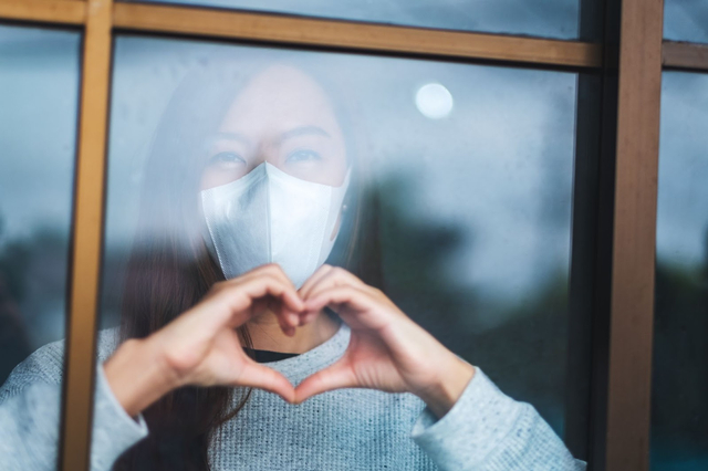 Walaupun di rumah aja, ada banyak cara untuk tetap mencintai sendiri. Foto: Shutterstock.