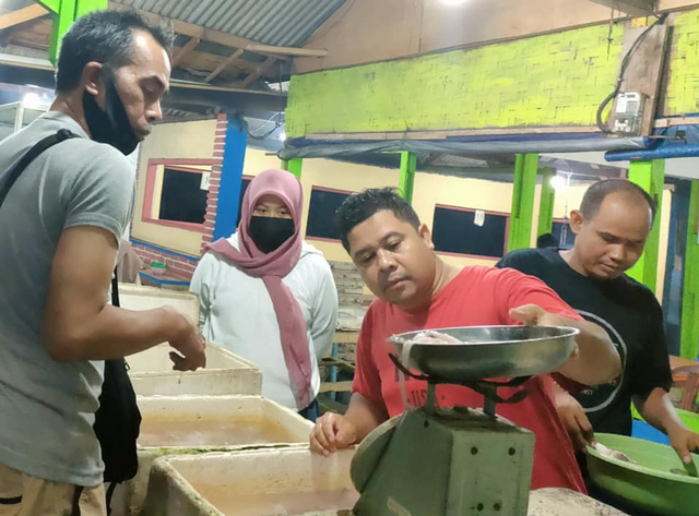 Di Sini Jual Ikan: Tugas Anda Mengganggu, Tugas Saya Melangkah (459740)
