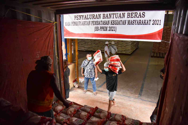 Foto: Pemerintah Salurkan Beras untuk 952 Ribu Warga Terdampak PPKM di Sumut (1072001)