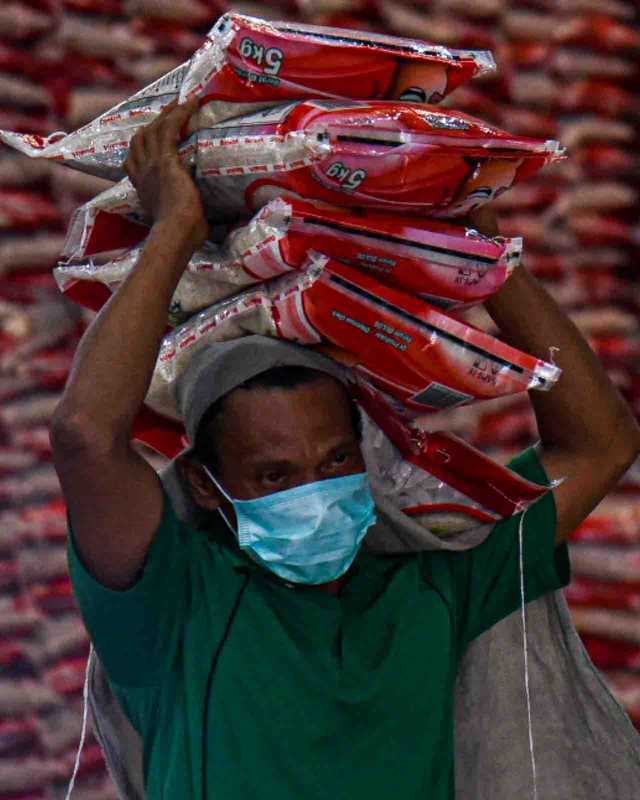 Foto: Pemerintah Salurkan Beras untuk 952 Ribu Warga Terdampak PPKM di Sumut (1072002)