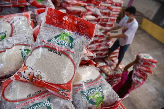 Foto: Pemerintah Salurkan Beras untuk 952 Ribu Warga Terdampak PPKM di Sumut (1072000)