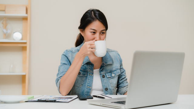 Ilustrasi minum kopi sambil bekerja di rumah. Foto: Shutterstock