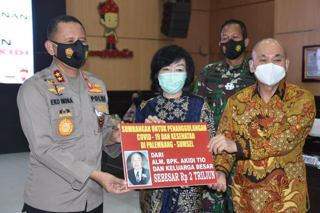 Keluarga Akidi Tio menyerahkan sumbangan sebesar Rp 2 truliun untuk penanganan COVID-19 di Sumatera Selatan. Foto: istimewa  