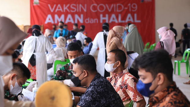 Suasana vaksinasi massal di Banda Aceh. Foto: Abdul Hadi/acehkini
