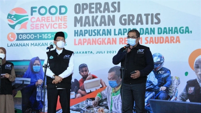 Presiden ACT Ibnu Khajar (Kanan) bersama Sekjen MUI, Amirsyah Tambunan (Kiri) dalam seremoni peluncuran layanan Food Careline Services di kantor ACT, Jakarta Selatan. (ACTNews)