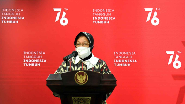 Menteri Sosial Tri Rismaharini memberikan keterangan pers di Kantor Presiden, Jakarta, Senin (26/7/2021). Foto: ANTARA FOTO/Biro Pers Setpres/Rusman