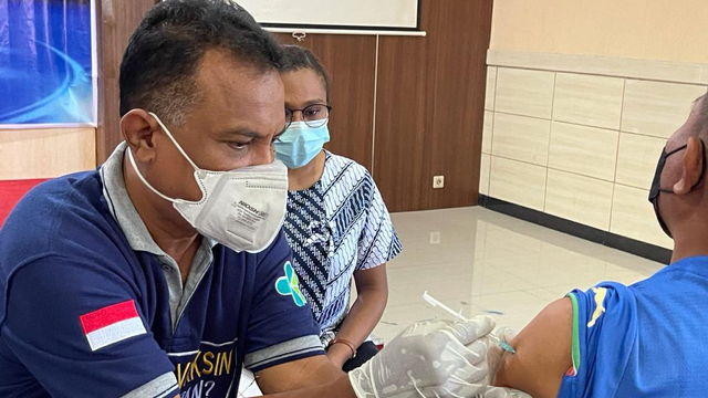 Kepala Bidang Pencegahan dan Pengendalian Penyakit (Kabid P2P) Dinas Kesehatan Provinsi Papua, dokter Aaron Rumainum menyuntikan vaksin kepada seorang warga Kota Jayapura. (BumiPapua.com/Lazore)
