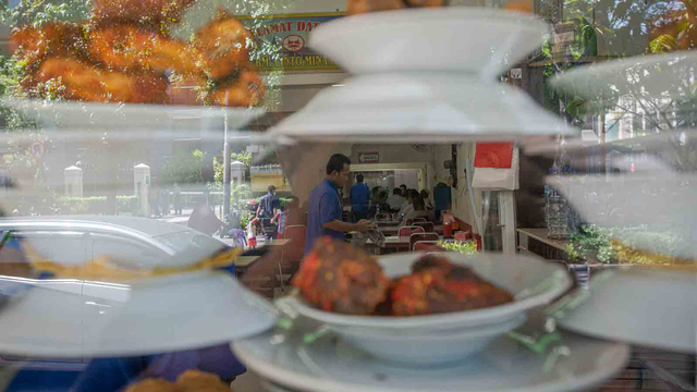 Pelayan warung makan melayani pelanggan di Kemayoran, Jakarta, Senin (26/7/2021). Foto: Aditya Pradana Putra/ANTARA FOTO