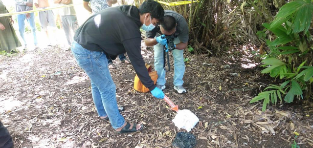 Polisi saat melakukan olah TKP temuan janin di Ternate 20 Juni lalu. Foto: Istimewa