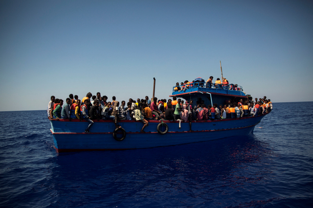 Ilustrasi kapal imigran. Foto: Angelos Tzortzinis/AFP