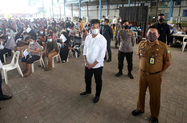 Wali Kota Batam, Rudi meninjau pelaksanaan vaksinasi di SP Plaza, Kota Batam. (Foto: ist/Batamnews)