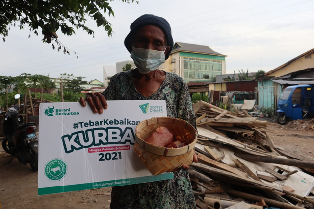 OJK Regional Makassar Bersinergi Bersama Dompet Dhuafa Sulsel Salurkan Kurban (1098062)