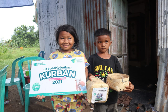 OJK Regional Makassar Bersinergi Bersama Dompet Dhuafa Sulsel Salurkan Kurban (1098063)