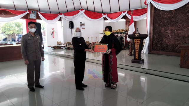 Bupati Bojonegoro Anna Mu'awanah saat secara simbolis serahkan santuan pada korban bencana di Bojonegoro. Selasa (27/06/2021) (foto: dan/beritabojonegoro)