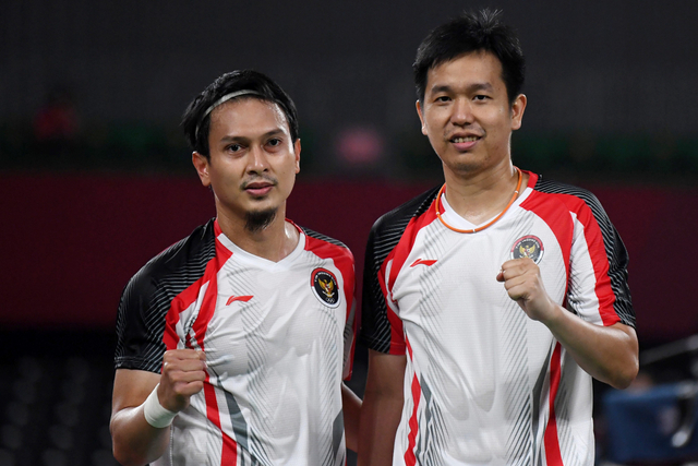 Ganda putra Indonesia Mohammad Ahsan dan Hendra Setiawan usai mengalahkan Choi Sol-gyu dan Seo Seung-jae dari Korea Selatan pada Olimpiade Tokyo 2020 di Musashino Forest Sports Plaza di Tokyo. Foto: Sigid Kurniawan/ANTARA FOTO