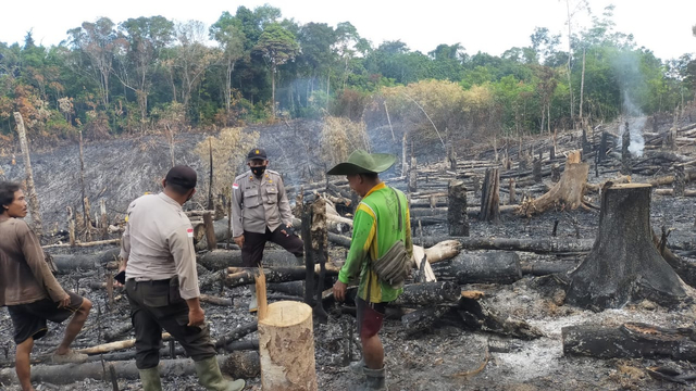 Personel Polsek Ketungau Tengah meninjau aktivitas warga yang membakar lahan guna mencegah terjadinya kebakaran hutan dan lahan. Foto: Humas Polsek Ketungau Tengah.
