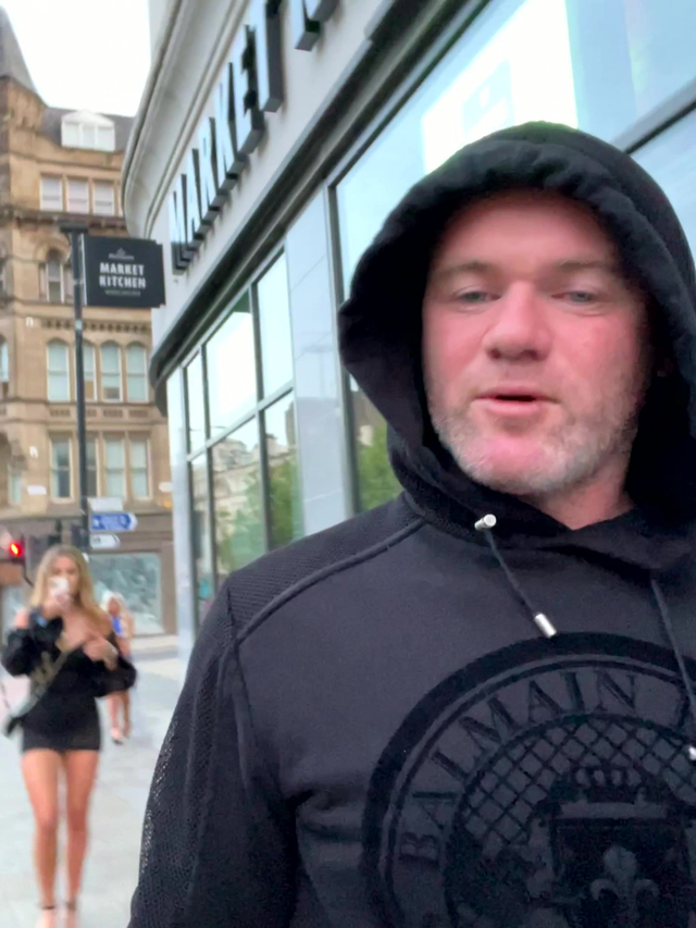 Wayne Rooney Tertangkap Kamera Temani Dua Wanita Sebelum Fotonya Viral (41986)