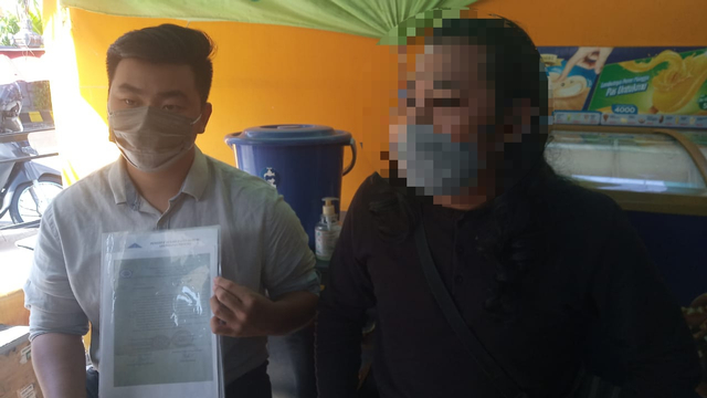 Pelapor bersama pengacara dari LBHB Bali saat menunjukkan surat perbekel - WIB