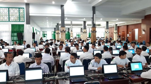 Pelaksanaan ujian Seleksi Kompetensi Dasar (SKD) CPNS Kemenag Aceh formasi tahun 2019 di Asrama Haji pada 3 Maret 2020. Foto: Dok. Kemenag Aceh