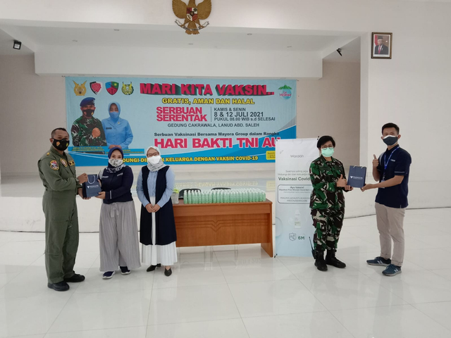 Penyerahan hand gel dari perwakilan Wardah DC Malang kepada Karumkit RSAU dr Munir Lanud Abd Saleh, Kolonel Kes dr Ari Putriani SpPK, dan Kasi Opslat, Letkol Pnb Yudhi Bandung. Foto: M Sholeh